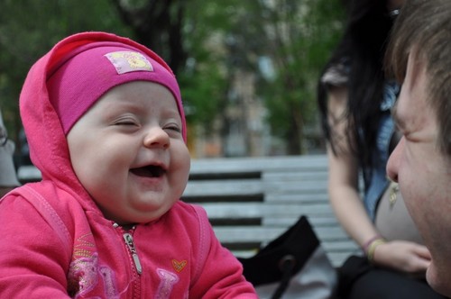 Звонкий смех)