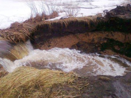 плотина весной