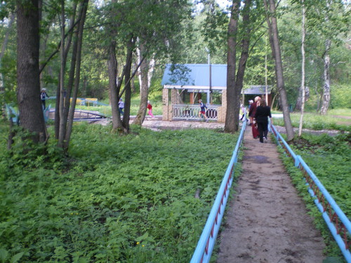 На родник.