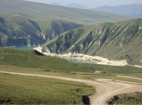 Дорога в кавказских горах