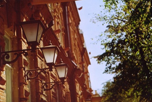 День. Улица. Фонарь.