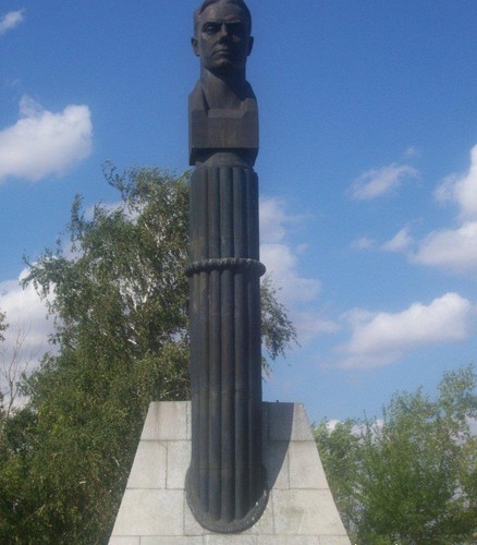 Памятник В. М. Комарова