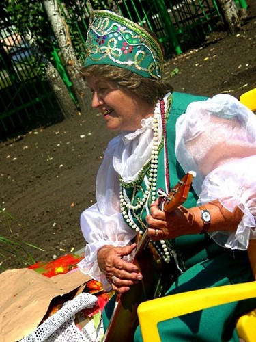 В руках балалайка-в сердце счастье