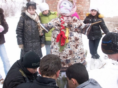 Проводы масленницы в школьном дворе