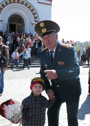 - Гляди, внучок!