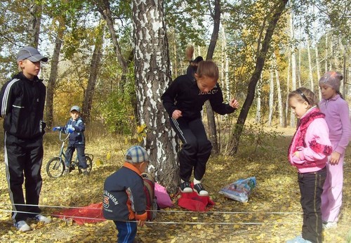 мы немного погуляем и в резиночку поиграем