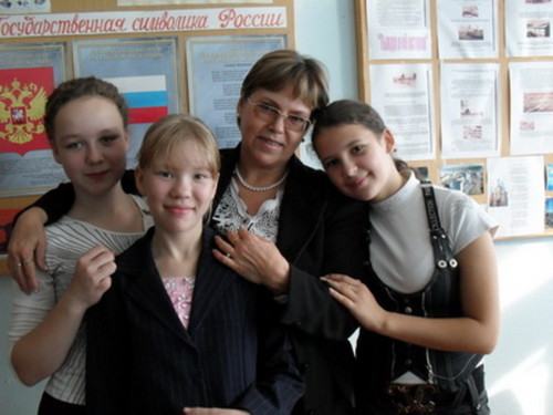 Моя классная руководительница с девочками класса