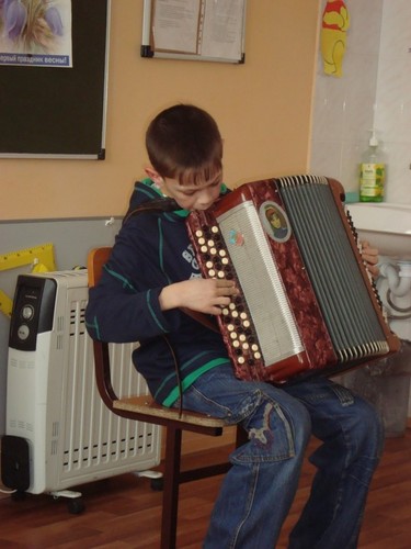 Я играю, на гармуне....