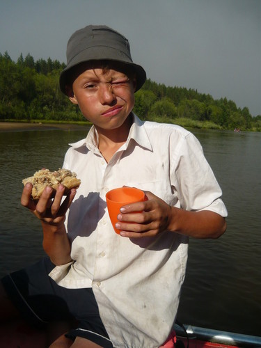 Сытая улыбка.