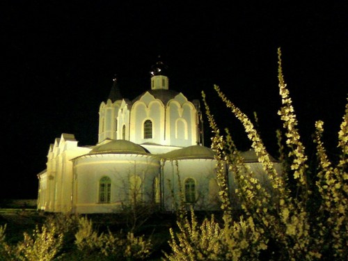 Успенская церковь весенней ночью