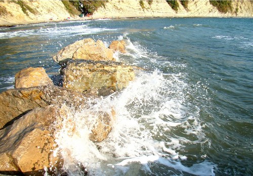 Бьётся о камни вода...